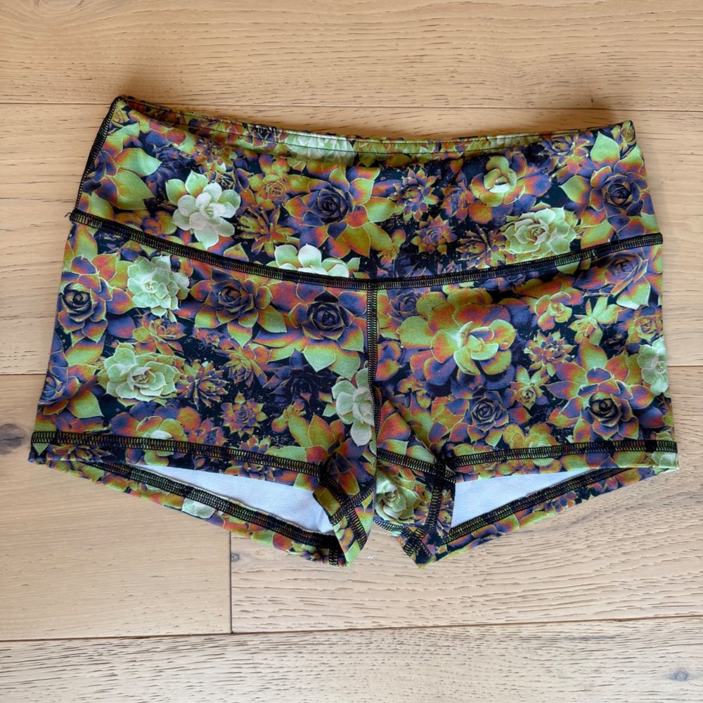 Fleo Women Succulent Floral Print Athletic Training Shorts Size Small Low Rise